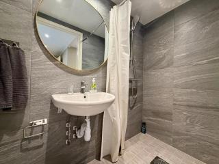 Workers Dream Villa - 10 BR - 14 Beds - Volvo - 9