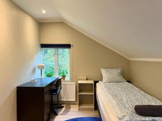 Workers Dream Villa - 10 BR - 14 Beds - Volvo - 8