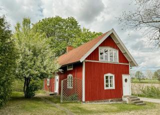 Traditional Red House By The Lake In Småland - 0