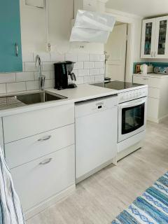 Traditional Red House By The Lake In Småland - 4