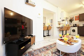 5 Bedrooms 2 Bathrooms Modern City Centre Home Free Parking - 0