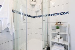 5 Bedrooms 2 Bathrooms Modern City Centre Home Free Parking - 8