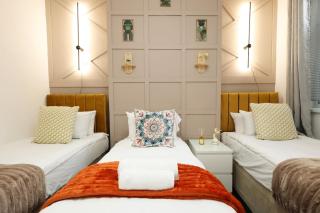 5 Bedrooms 2 Bathrooms Modern City Centre Home Free Parking - 1