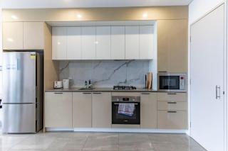 Stylish 1B with View n Parking Next to Westfield - 3