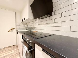 Workers Villa Basement - 3 BR - 6 Beds - 2 baths - Parking - Volvo - 4