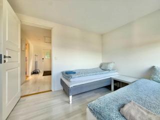 Workers Premium Villa - 8 BR - 13 Beds - 2 Kitchens - 2 Bath - Volvo - 7