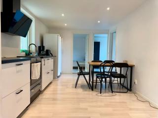 Workers Premium Villa - 8 BR - 13 Beds - 2 Kitchens - 2 Bath - Volvo - 6