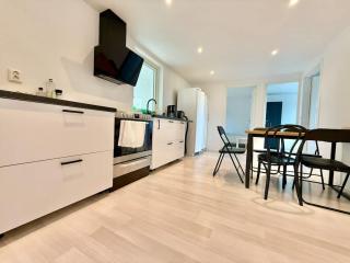 Workers Premium Villa - 8 BR - 13 Beds - 2 Kitchens - 2 Bath - Volvo - 5