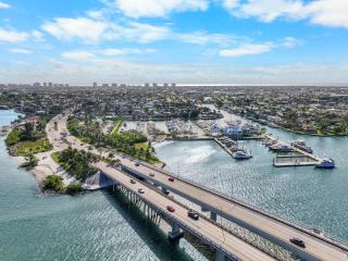 Rare walkout condo on beach with pool, spa and tennis - 7