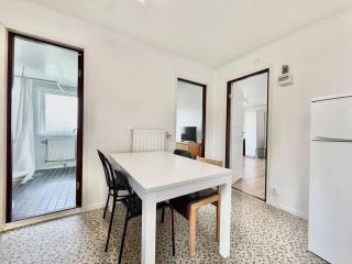 Workers Favorite Villa - 8 BR - 13 Beds - 4 Baths - Parking - Volvo - 8