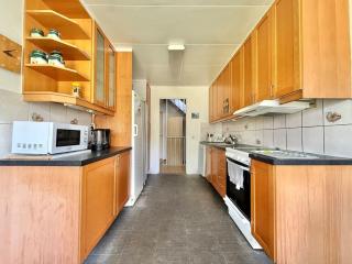 Workers Villa - 3 Bath - 11 Beds - Parking - Volvo - 2