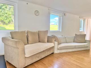 Workers Apartment - 5 BR - 1 Bath - Volvo - Parking - 9