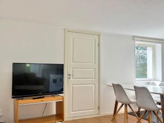 Workers Apartment - 5 BR - 1 Bath - Volvo - Parking - 8