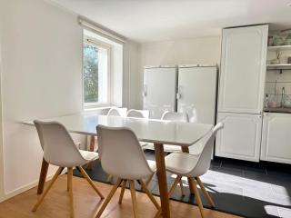 Workers Apartment - 5 BR - 1 Bath - Volvo - Parking - 3