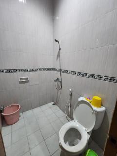 Modern Cozy Poolfront Guest House by Navastay Hanjawar - 7