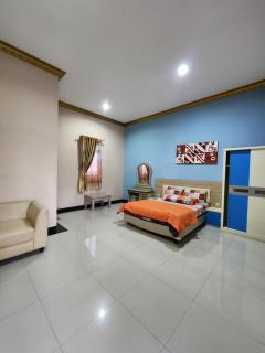 Modern Cozy Poolfront Guest House by Navastay Hanjawar - 1