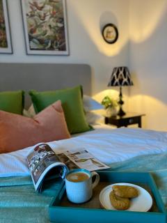 Skyline Views, Boutique 2-Bed, 2-Bath West London Apartment, Free Parking - 3