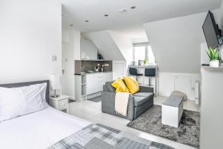 Swift Host - Elm Studio - Sleeps 2 - Parking - Central - 8