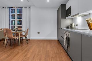Modern 01 & 02 Bed Apartment in Canary Wharf - London - 1
