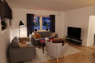 The Urban Escape Walk to Train, Bus & City Center - 9