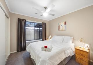 Spacious 3-Bed Home Perfect for Families & Groups - Sebastopol - 8