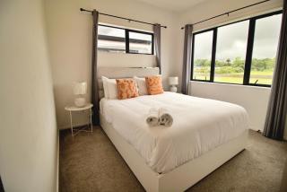 Beautiful Brand New Modern Living Getaway - 8