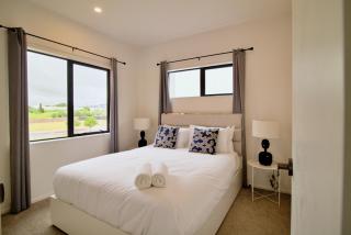 Beautiful Brand New Modern Living Getaway - 7