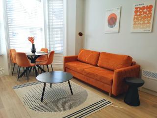 Stunning Modern Apartment Sleeps 4 - 6 Min walk from Golden Beaches-Free Parking - 7