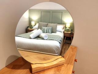 Stunning Modern Apartment Sleeps 4 - 6 Min walk from Golden Beaches-Free Parking - 1