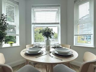 Abstract Escape! Stylish Apartment, Free Parking, 5 Minutes from Beach - 9