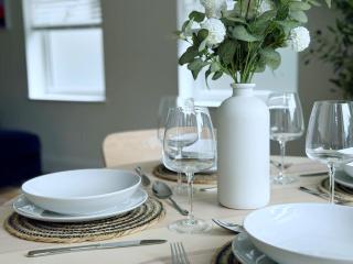 Abstract Escape! Stylish Apartment, Free Parking, 5 Minutes from Beach - 4