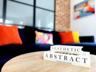 Abstract Escape! Stylish Apartment, Free Parking, 5 Minutes from Beach - 3