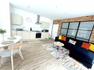 Abstract Escape! Stylish Apartment, Free Parking, 5 Minutes from Beach - 2