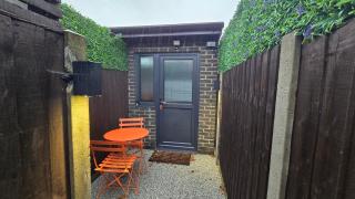 Sleek Skylight Studio in Wembley Park - 6