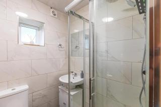 6 beds, 3 bedroom apartment in the centre of Southampton with free parking - 3