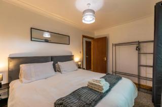 6 beds, 3 bedroom apartment in the centre of Southampton with free parking - 1