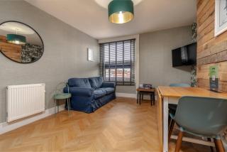 Art Penthouse: City Views & Culture Hub - 8