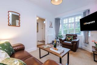 Spacious 3 Bed Home in Great Location by 53 Degrees Property - Ideal for Business with Parking - 9