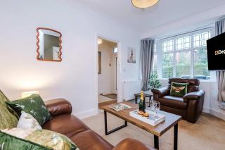 Spacious 3 Bed Home in Great Location by 53 Degrees Property - Ideal for Business with Parking - 8