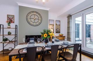 Spacious 3 Bed Home in Great Location by 53 Degrees Property - Ideal for Business with Parking - 5