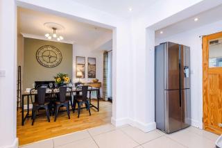 Spacious 3 Bed Home in Great Location by 53 Degrees Property - Ideal for Business with Parking - 3