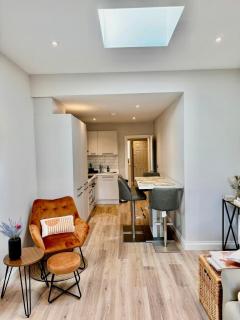 Brand New Apt -Coastal Breeze 1-bedroom apartment in Bournemouth with free parking- sleeps 4 ppl- internet - 3