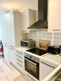 Brand New Apt -Coastal Breeze 1-bedroom apartment in Bournemouth with free parking- sleeps 4 ppl- internet - 2