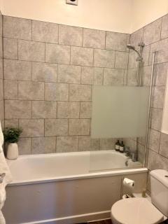 Modern & Spacious 2-bed flat - Central Cardiff - Fast Wifi - Long & Short Stay - 3