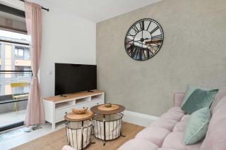 Stylish Pastel Apartment with Parking and Balcony by Noclegi Renters - 4