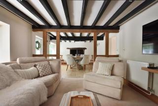 CottageSmart TV Playstation Dewsall Court 8mins - 0