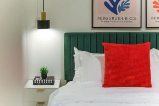 LUX Studio King Bed Free Parking Gym New - 9