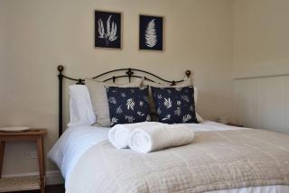 CottageSmart TV Playstation Dewsall Court 8mins - 9