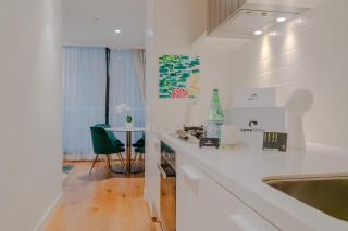 Emerald Suite - City View Hot Tub & Free Parking - 7