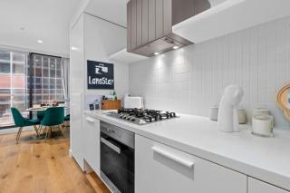 Emerald Suite - City View Hot Tub & Free Parking - 2